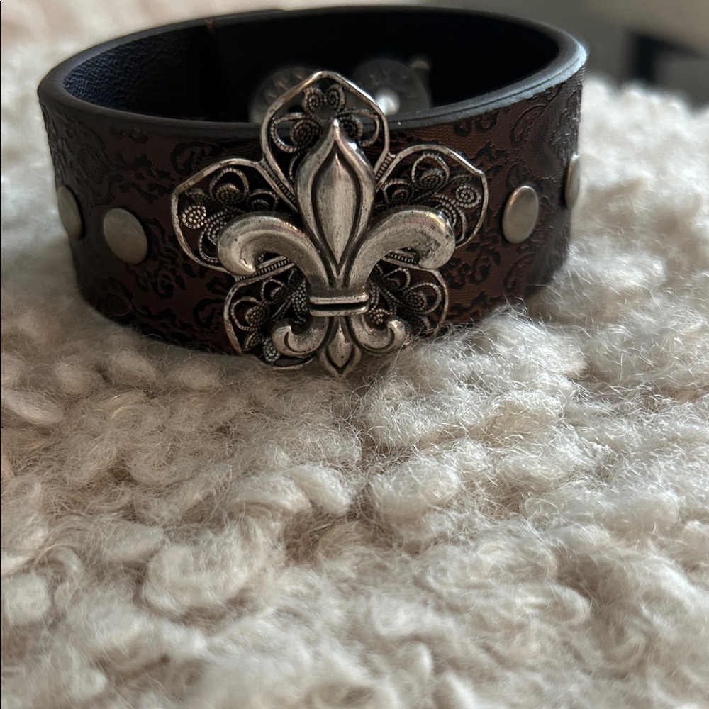 NEW LISTING! TANDY Brown Embossed Leather Bracelet with Silver Fleur-de-Lis
